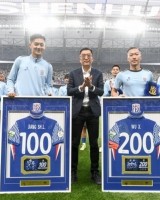 本轮中超申花主场迎战玉昆，吴曦、蒋圣龙赛前获颁里程碑球衣