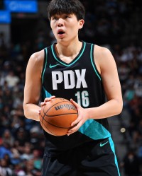 KAIYUN APP-媒体人：杨瀚森的3分球至今投得并不好 球队目前没机会给他去低位